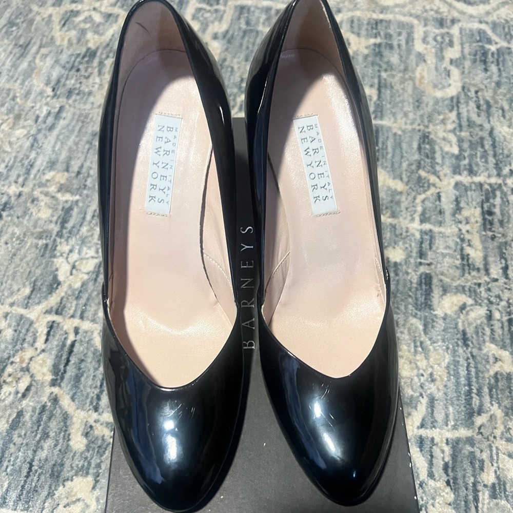 Barneys Pumps